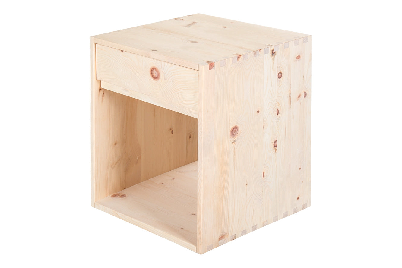 Schräge Frontalansicht von Nachttisch Ainu 1 mit einem Schubfach und einer Ablage.