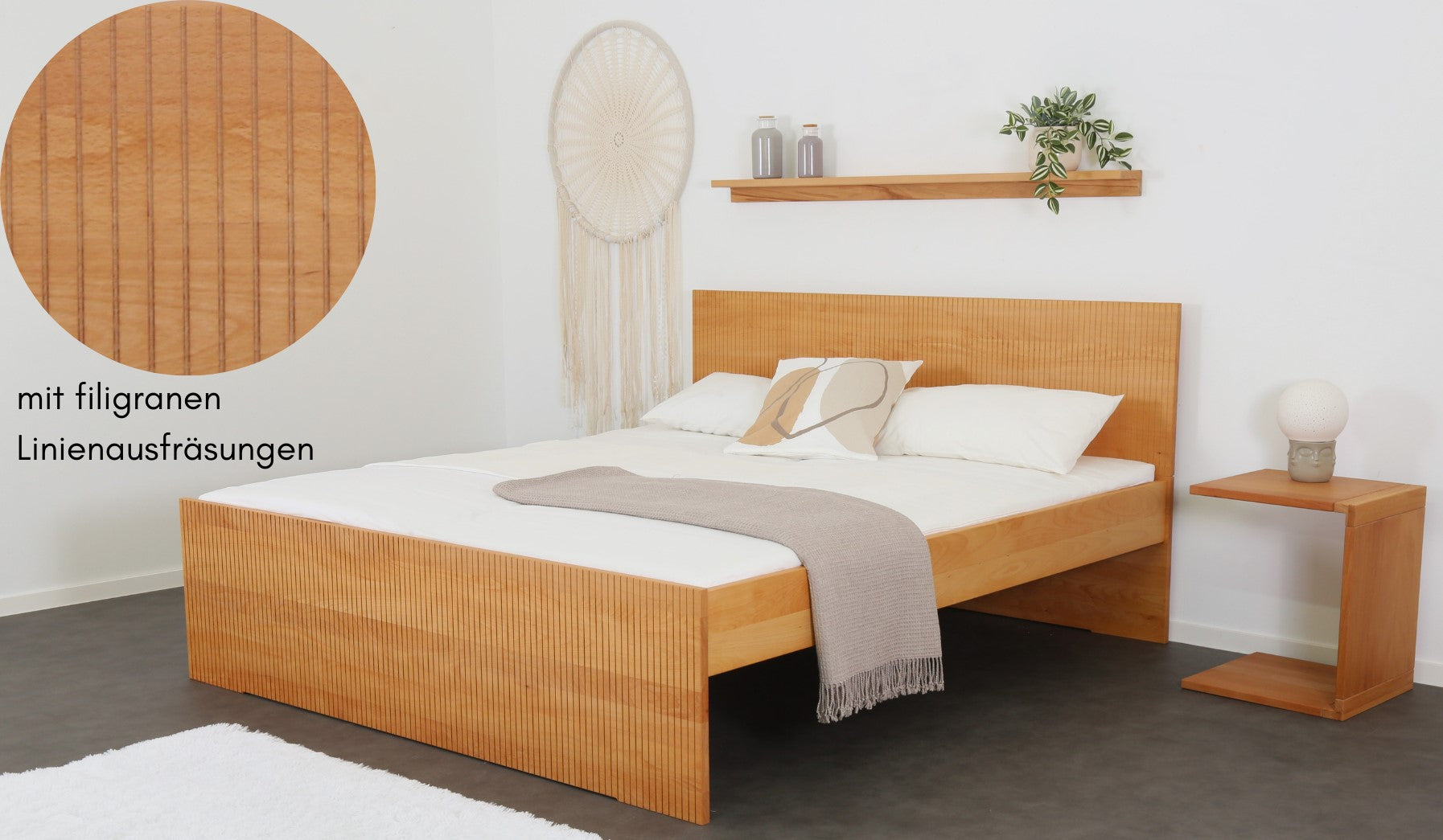 Schräge Frontalansicht von Bett Aikana in Buche mit Rückwand und Front mit gefrästem Streifen-Design