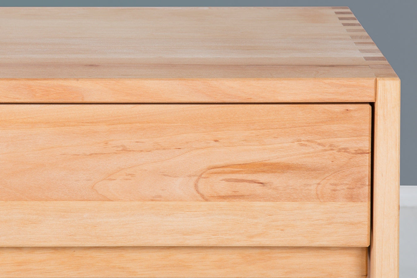 Detailansicht der Schublade von Nachttisch Ainu