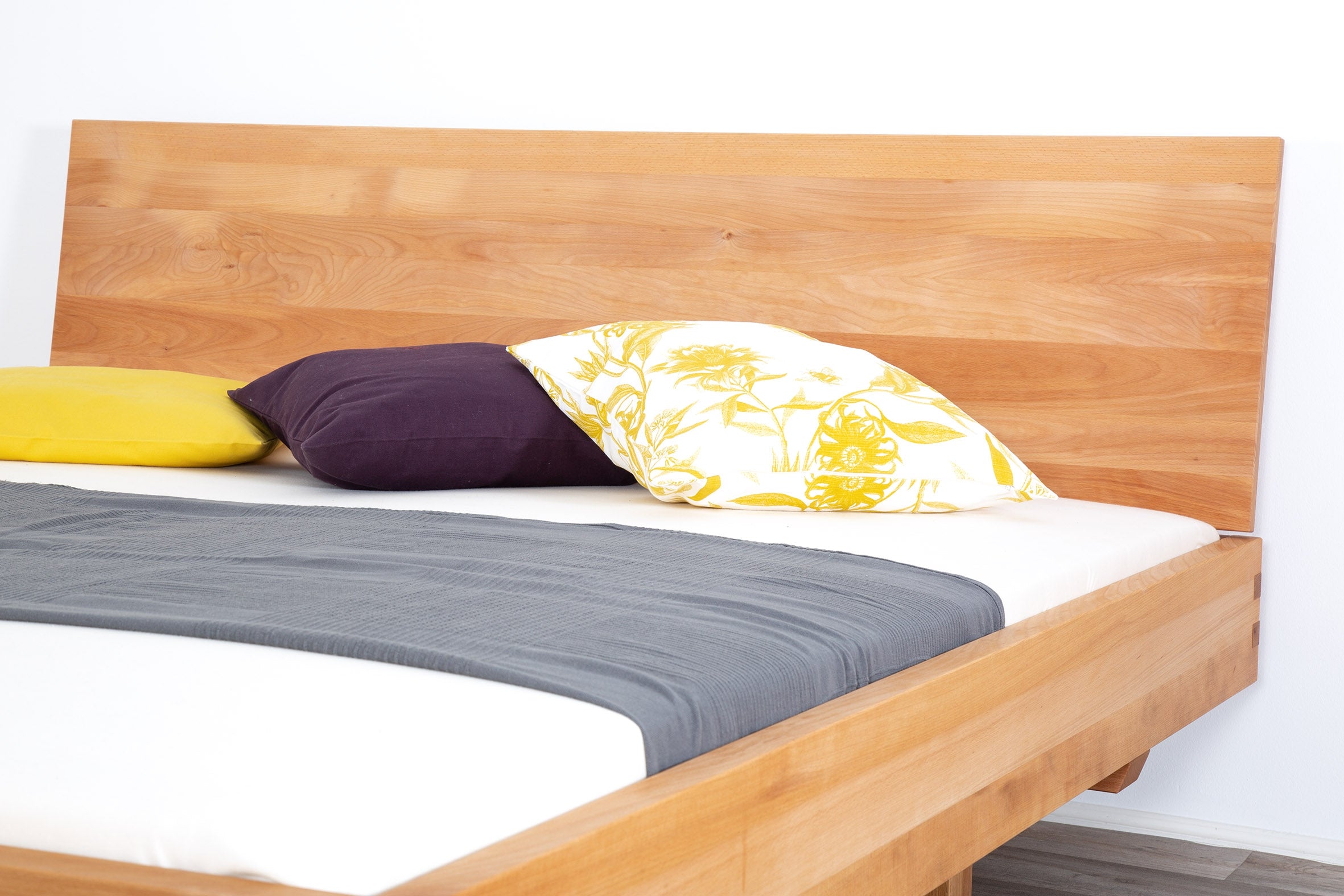 Detailansicht der schlichten rechteckigen Rückenlehne von Bett Ajuru in Buche