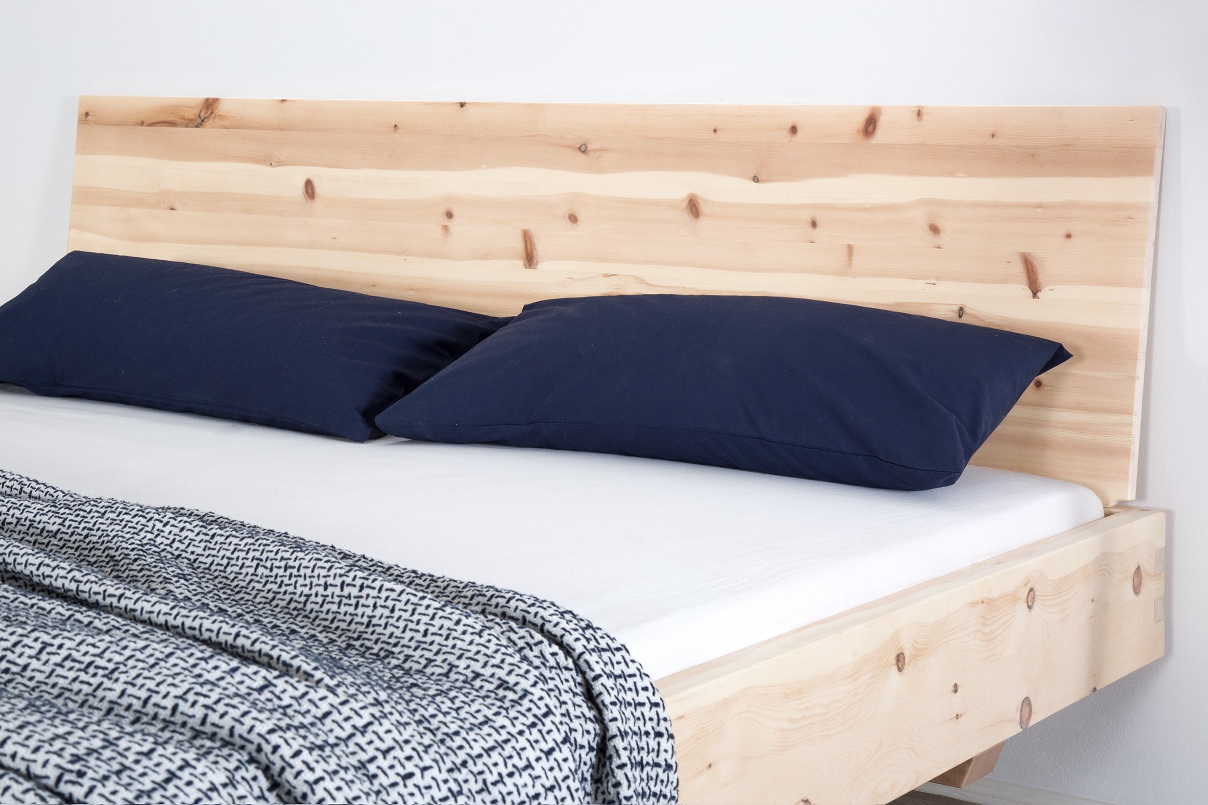 Detailansicht schlichte rechteckige Lehne von Bett Ajuru 01 in Zirbe