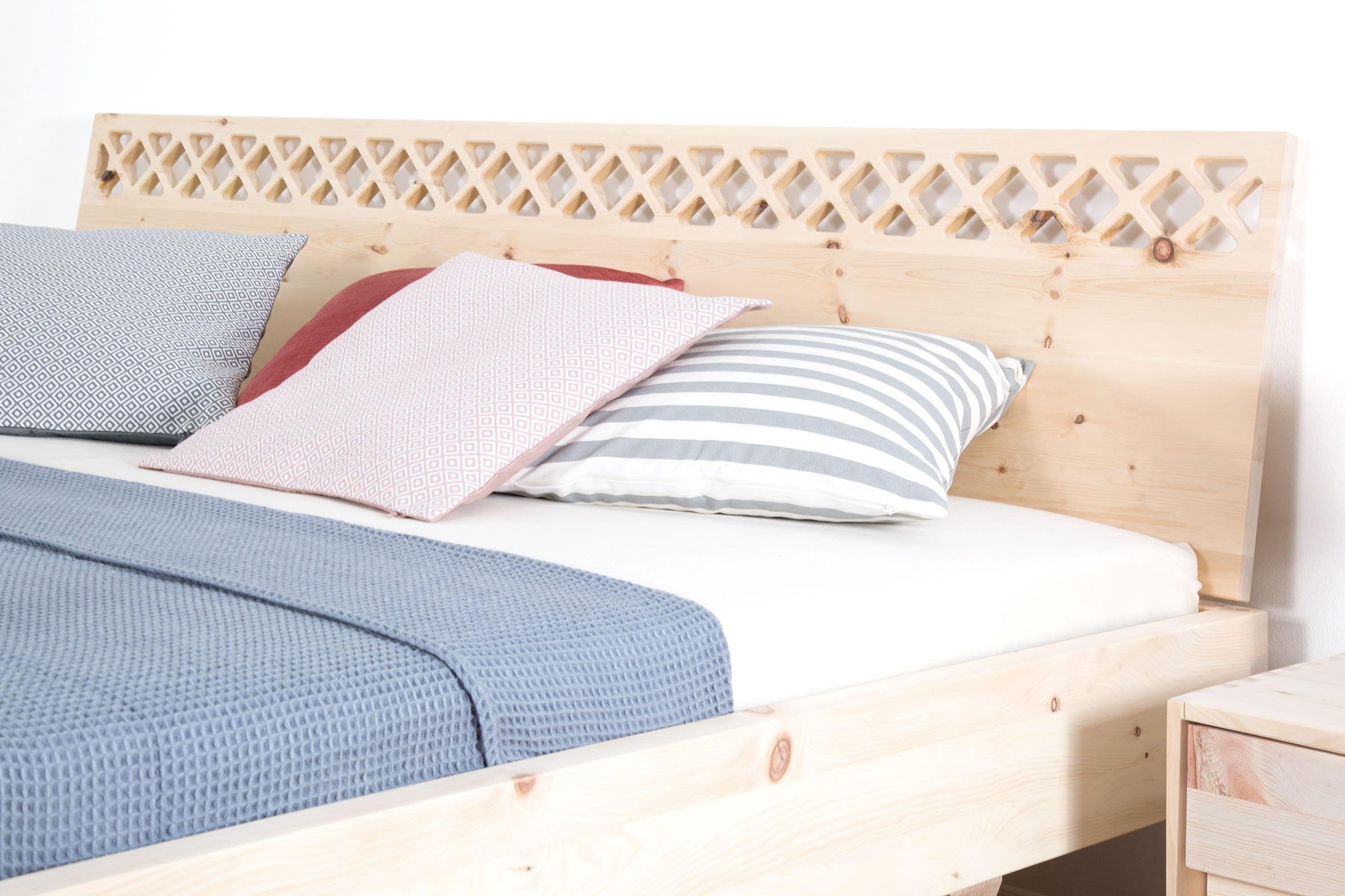 Detailansicht der verzierten Rückenlehne des Bettes Ajuru 06