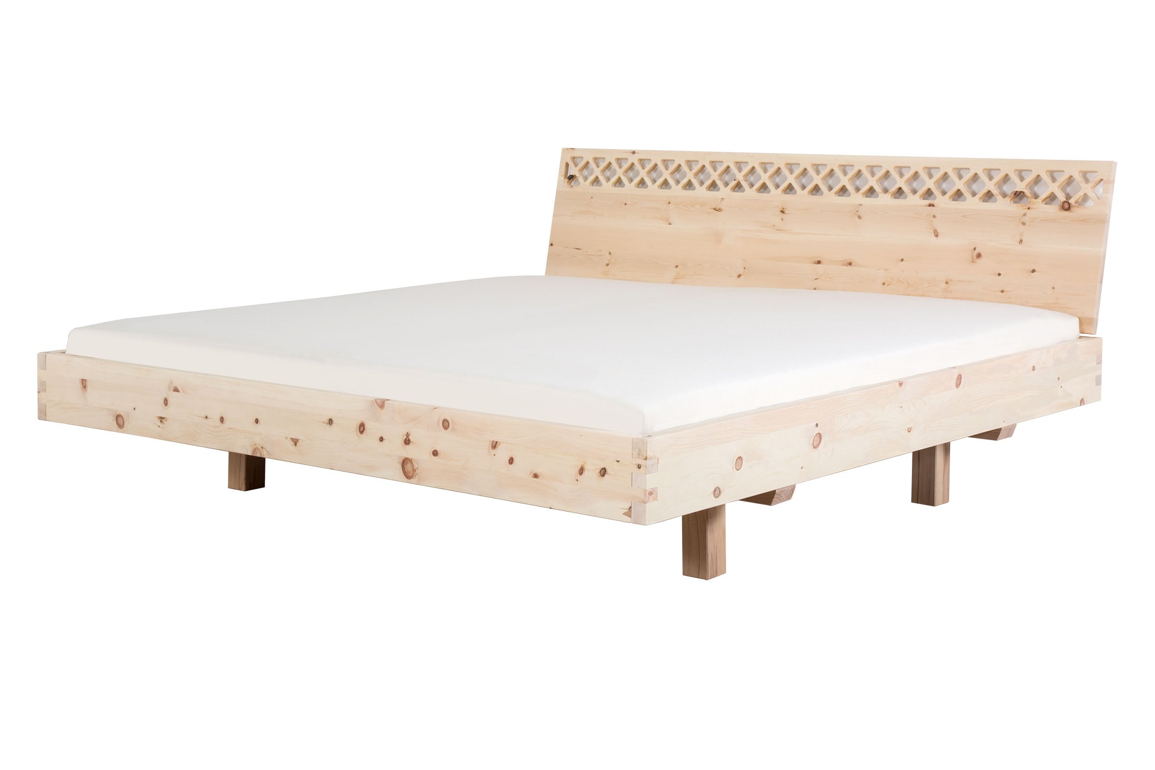 Schräge Frontalansicht des Bettes Ajuru 06 mit verzierter Rückenlehne