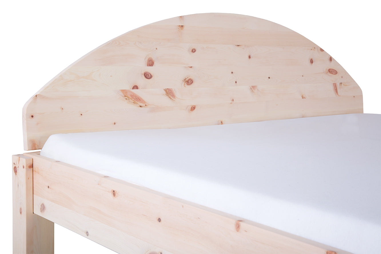 Detailansicht der halbrunden Rückenlehne von Bett Bara 07 in Zirbe