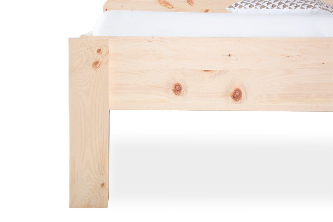 Detailansicht der Eckverbindung und der Füße des Bettes Bara in Zirbe