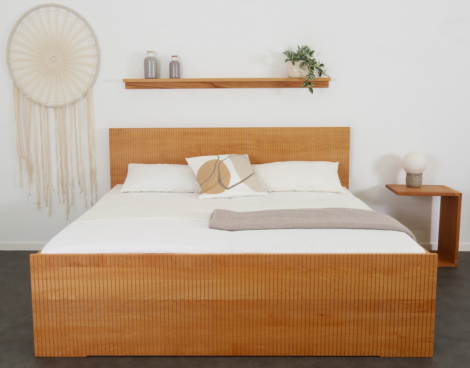 Frontalansicht von Bett Aikana in Buche mit Rückwand und Front mit gefrästem Streifen-Design