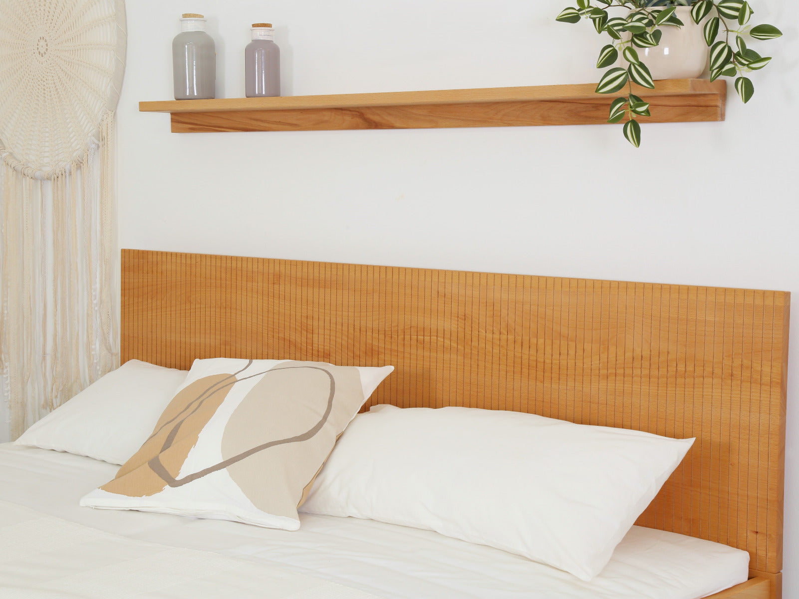 Detailansicht Rückwand mit gefrästem Streifen-Design von Bett Aikana in Buche
