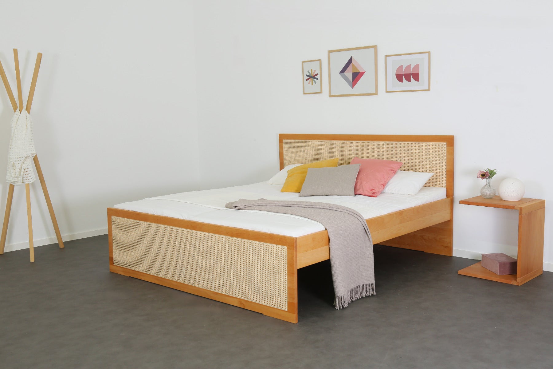 Schräge Frontalansicht von Bett Ambras Vienna mit Wiener Geflecht Lehne und Front in Buche