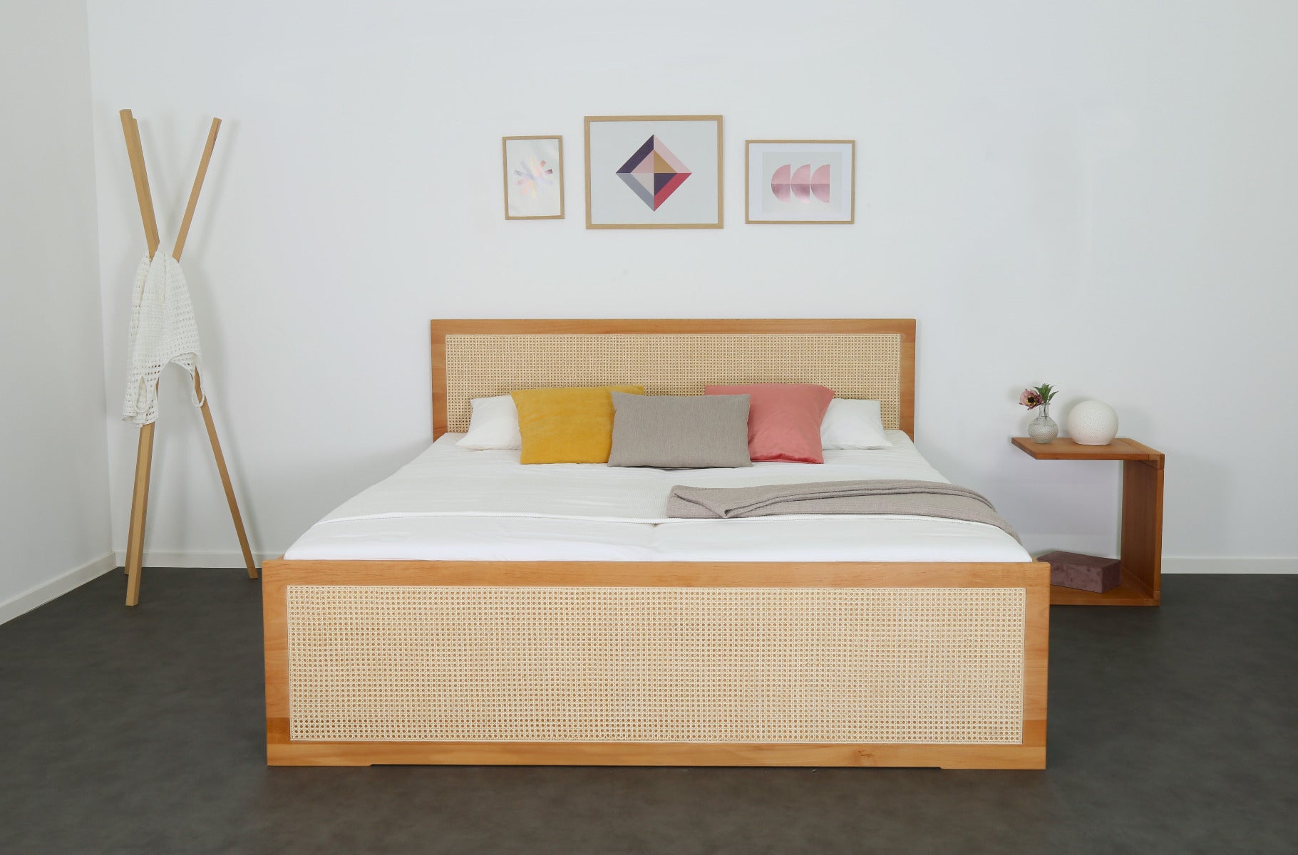 Frontalansicht von Bett Ambras Vienna mit Wiener Geflecht Lehne und Front in Buche