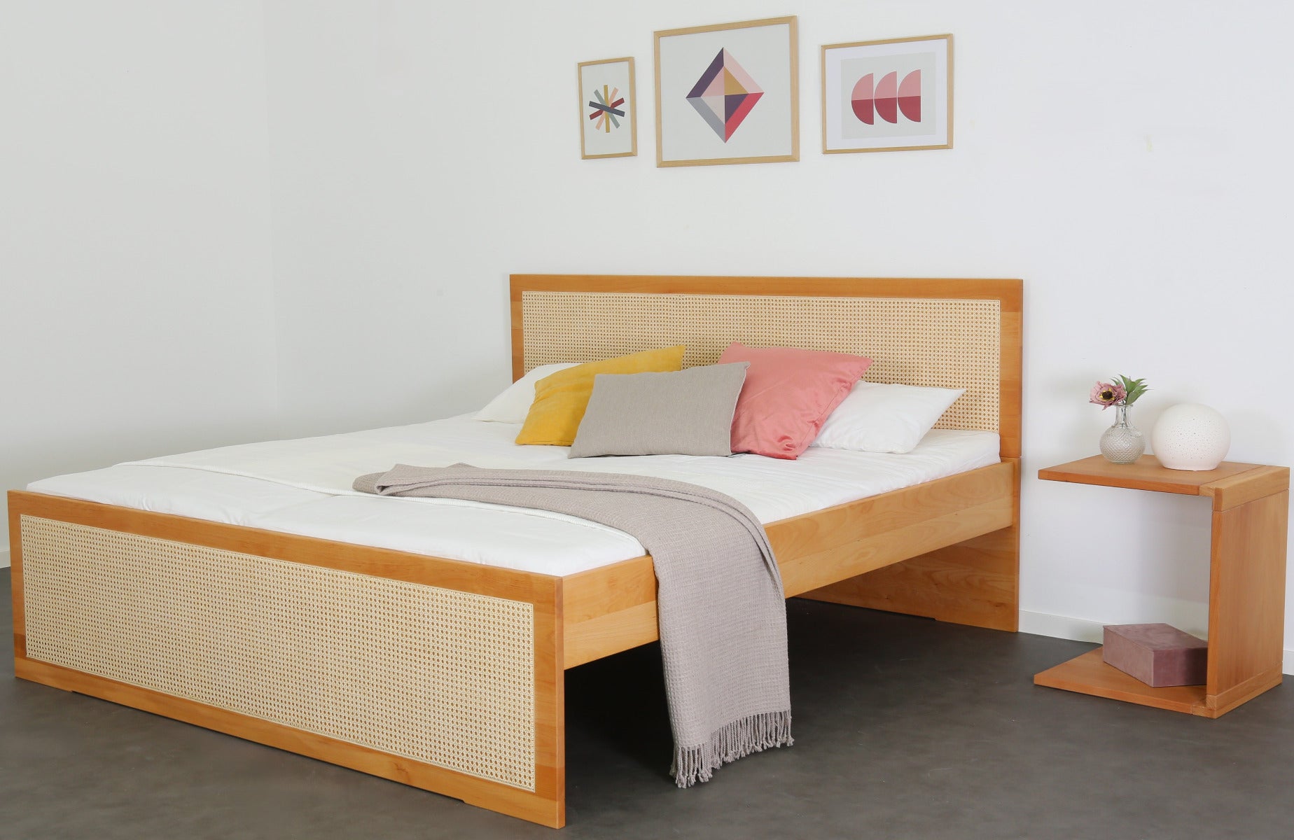 Schräge Frontalansicht von Bett Ambras Vienna mit Wiener Geflecht Lehne und Front in Buche