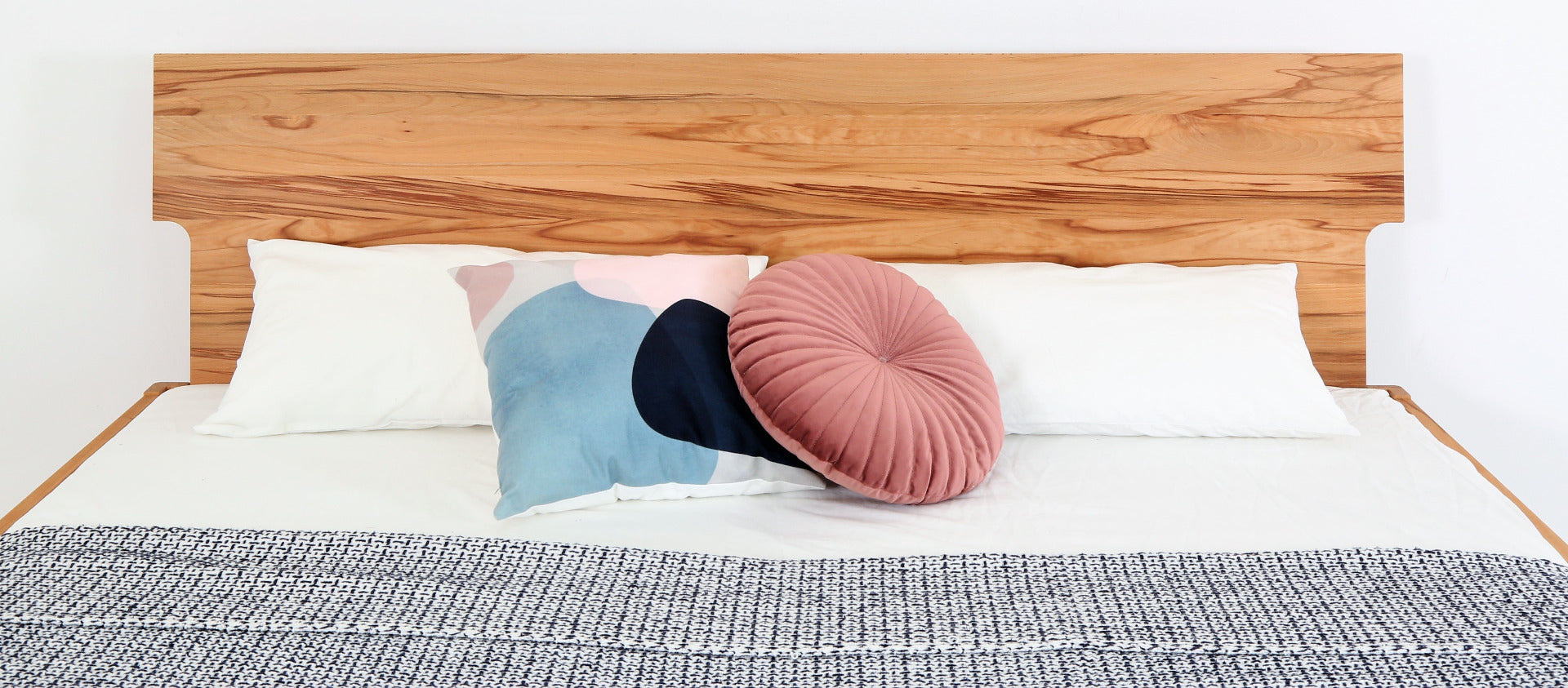 Detailansicht der Designerlehne von Bett Noa Tai in Kernbuche