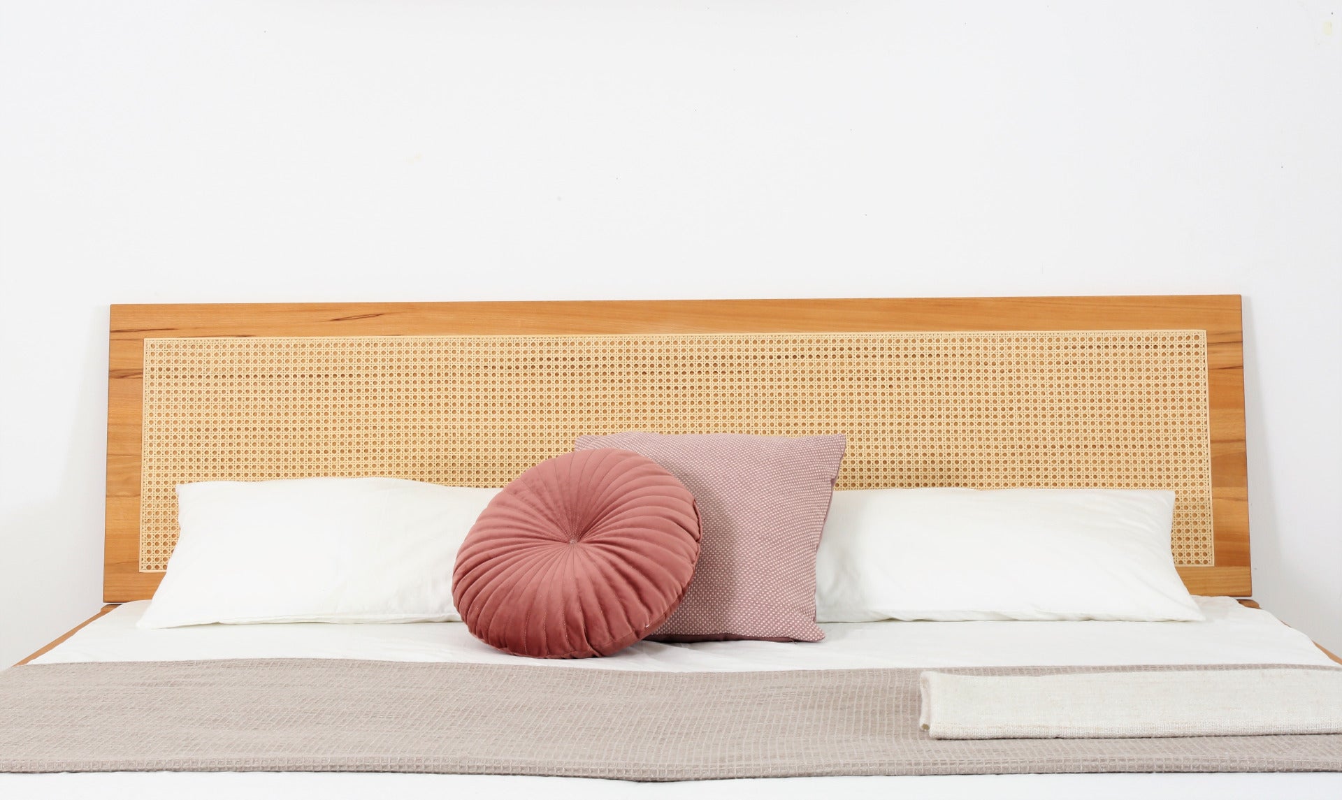 Detailansicht der Wiener Geflecht Lehne von Bett Ona Vienna in Kernbuche