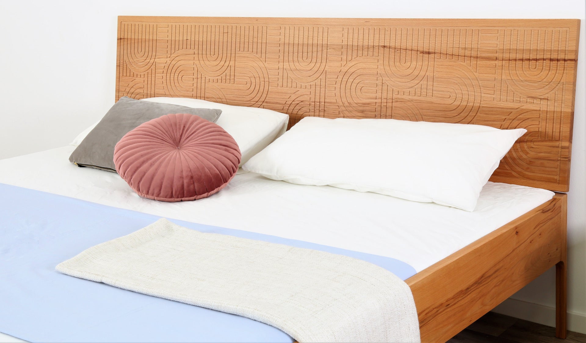 Detailansicht der filigran gefrästen Lehne von Bett Ona Zen in Kernbuche