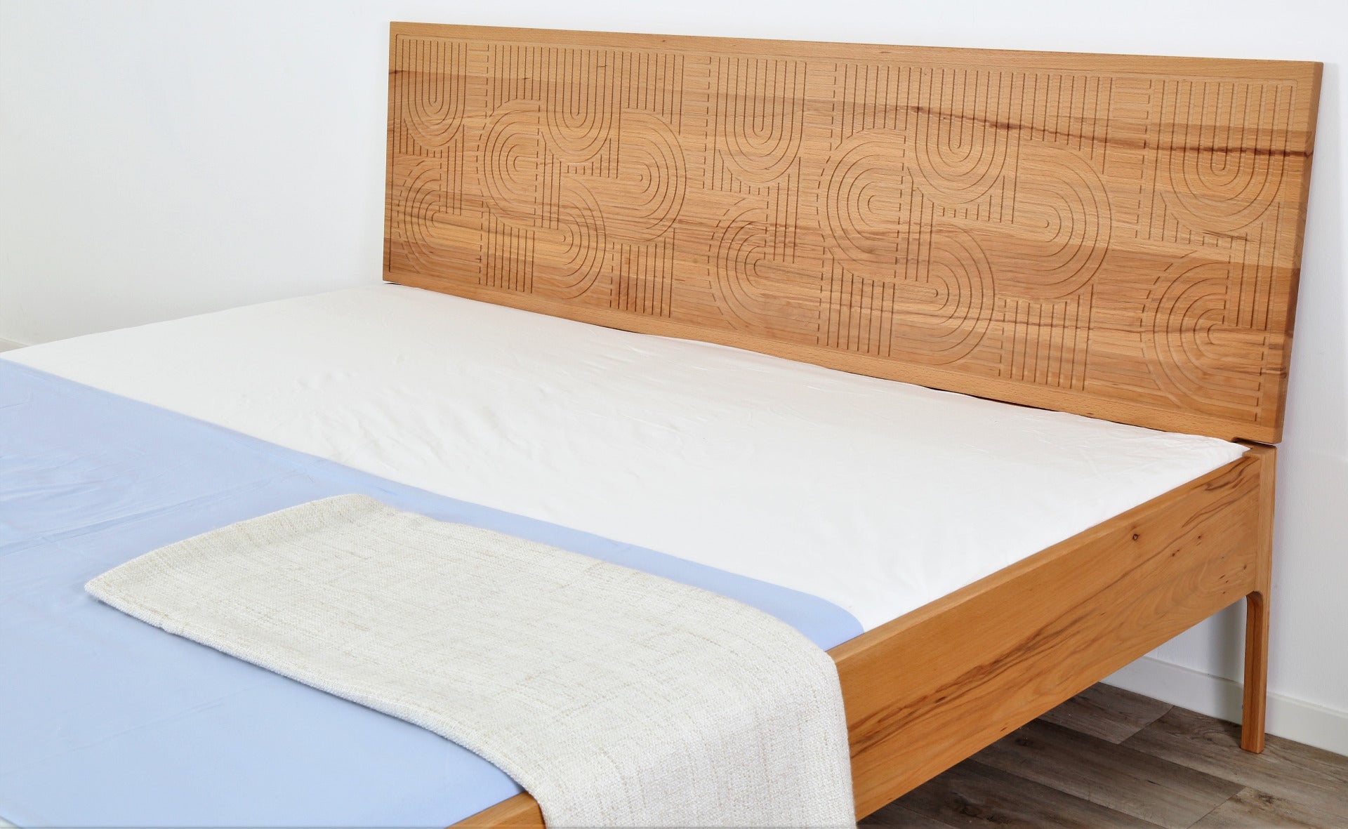 Detailansicht der filigran gefrästen Lehne von Bett Ona Zen in Kernbuche