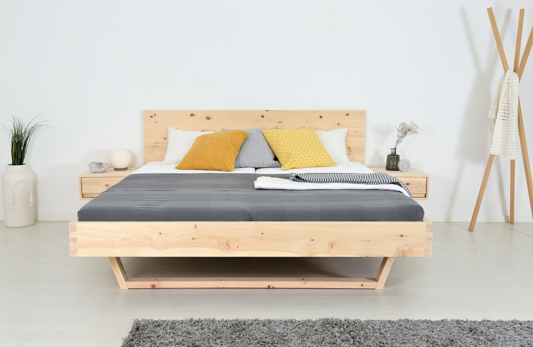 Frontalansicht von Bett Xeta in Zirbe mit Holzkufen und schlichter rechteckiger Lehne