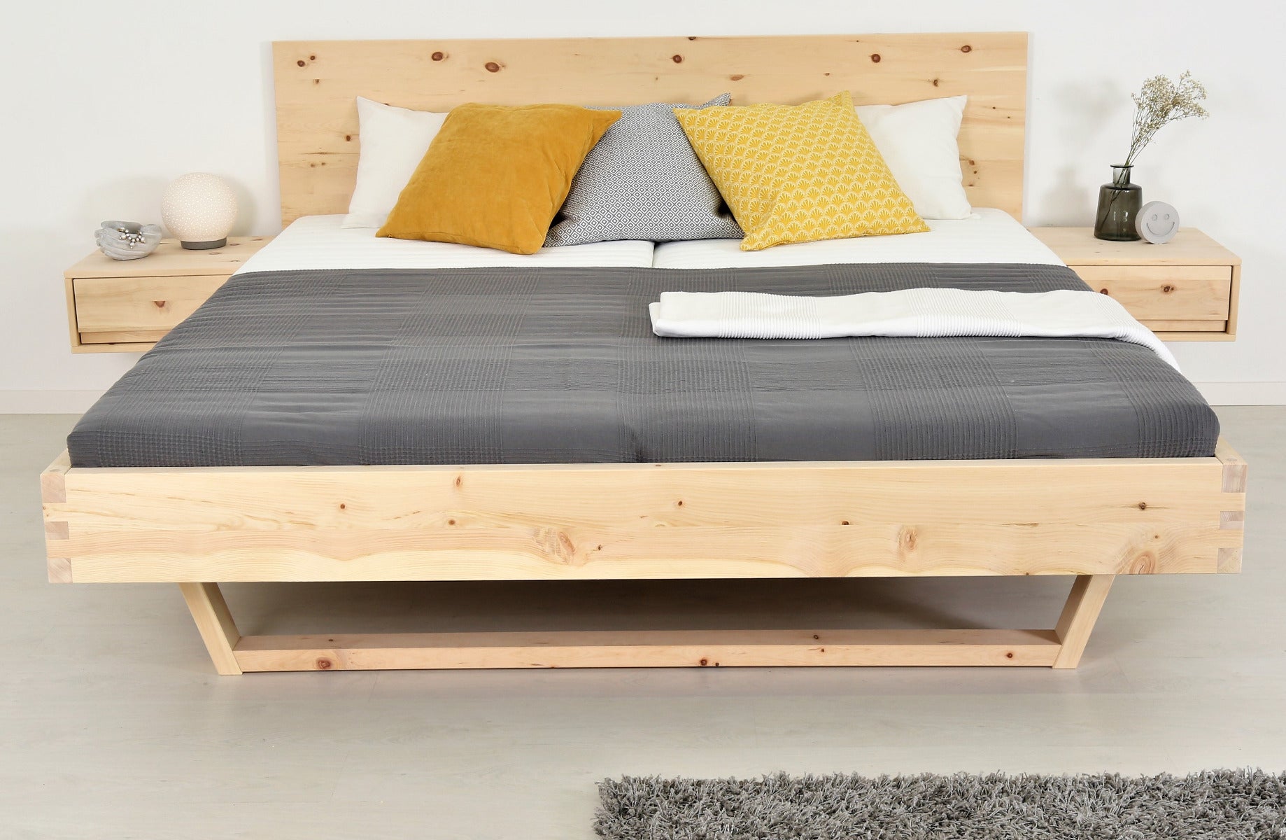 Frontalansicht von Bett Xeta in Zirbe mit Holzkufen und schlichter rechteckiger Lehne