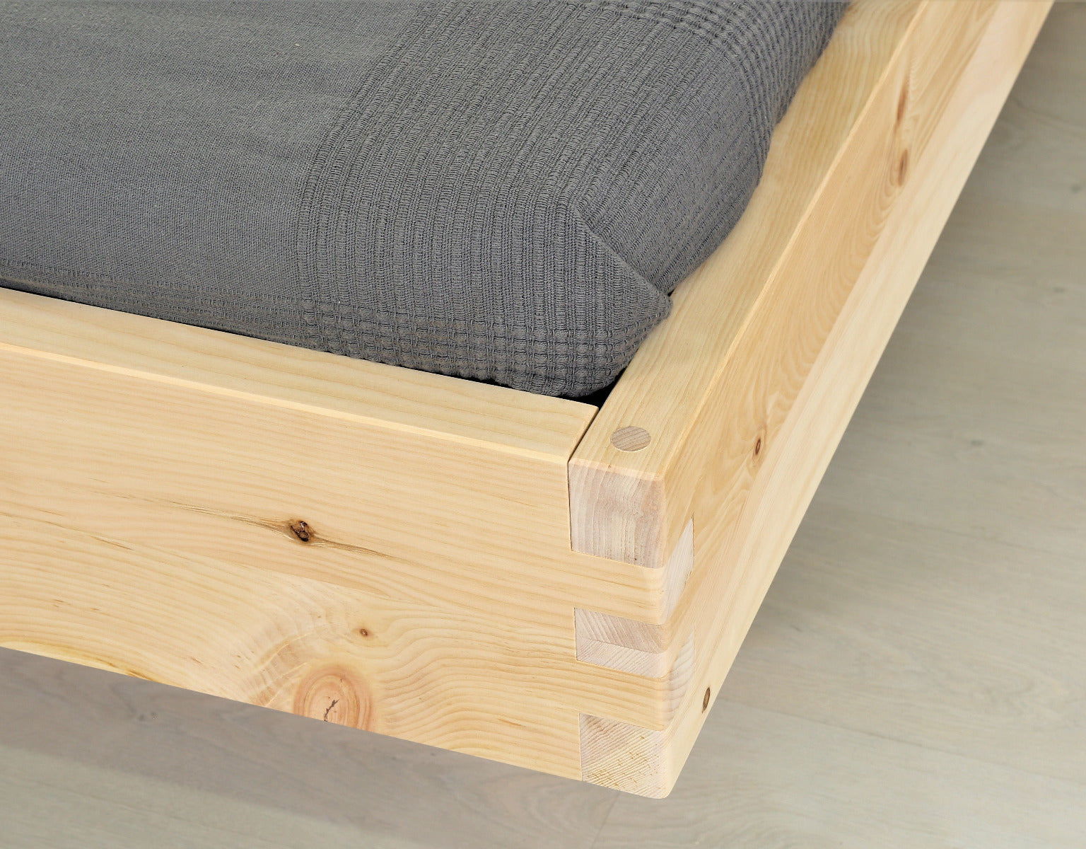 Detailansicht der Eckverbindung des Bett Xeta 01 in Zirbe