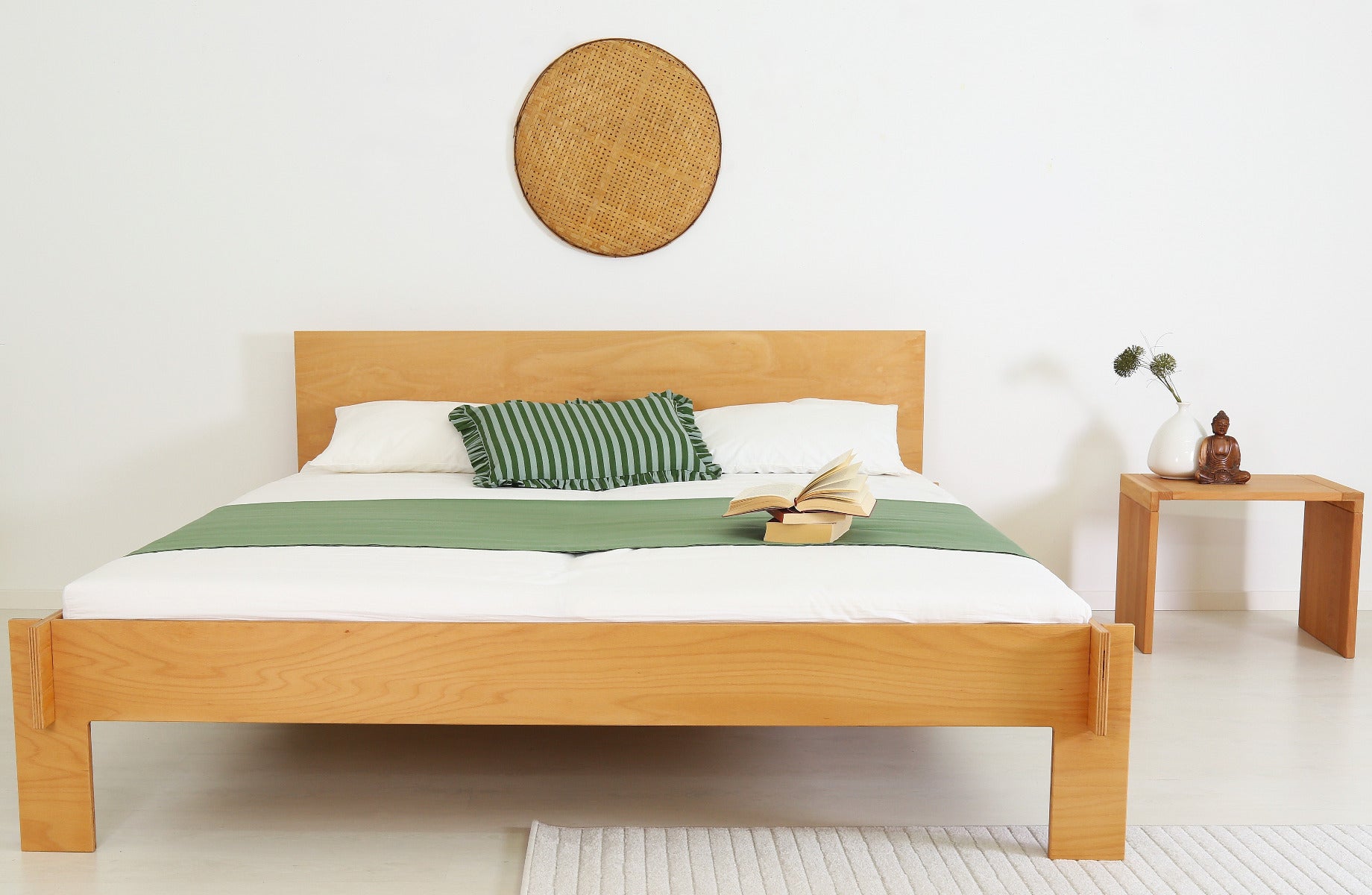 Frontansicht des Bettes Mul in Buche-Multiplex mit der schlichten Lehne und dem simplen gesteckten Aufbau.