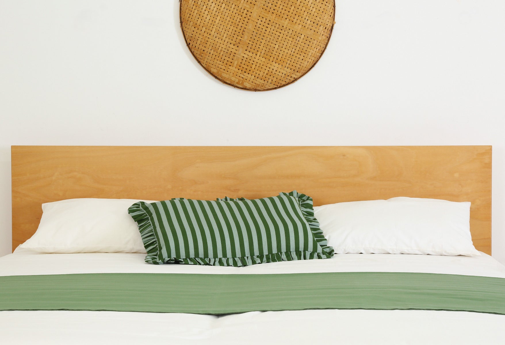 Detailansicht der schlichten Rückenlehne des Bettes Mul in Buche-Multiplex