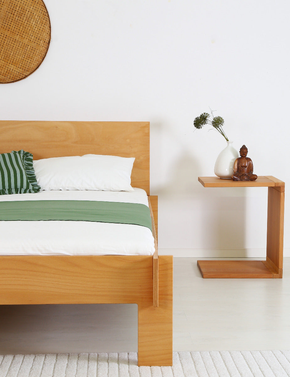 Frontansicht des Bettes Mul in Buche-Multiplex mit der schlichten Lehne und dem simplen gesteckten Aufbau.