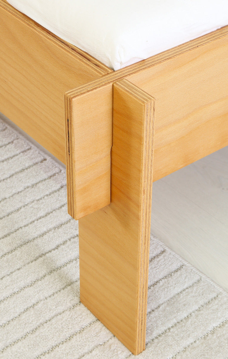 Detailansicht der Füße des Bettes Mul in Buche-Multiplex.