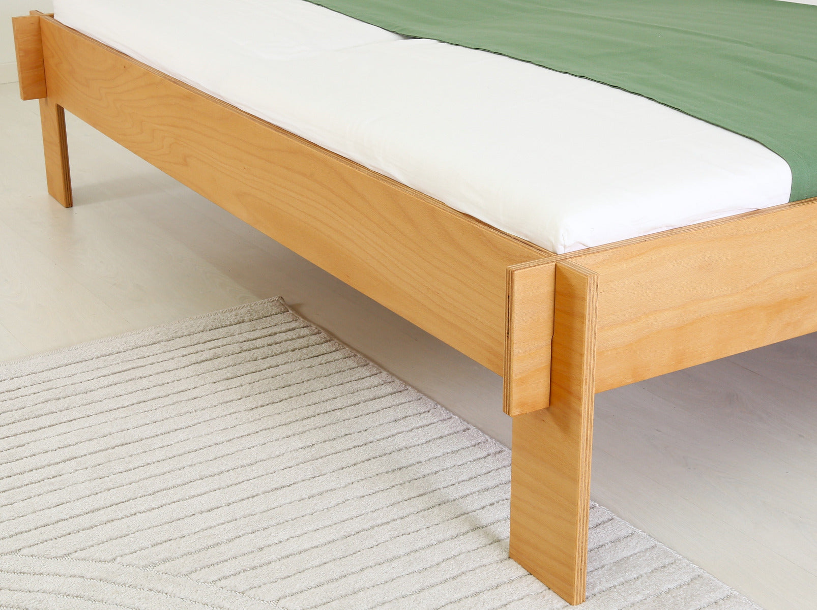 Detailansicht der Füße des Bettes Mul in Buche-Multiplex