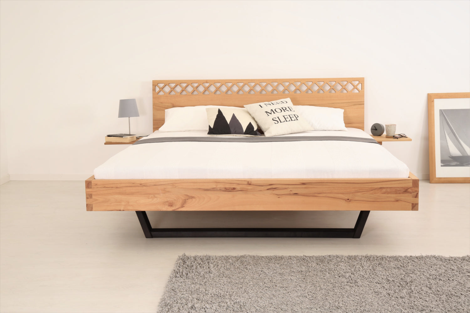 Frontalansicht von Bett Cofan mit Kufe aus schwarz gebeizter/geölter Buche und orientalischer Rücklehne