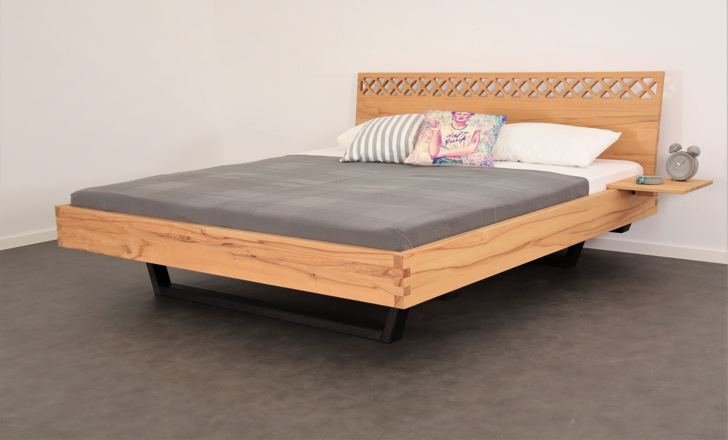 Schräge Frontalansicht von Bett Cofan mit Kufe aus schwarz gebeizter/geölter Buche und orientalischer Rücklehne