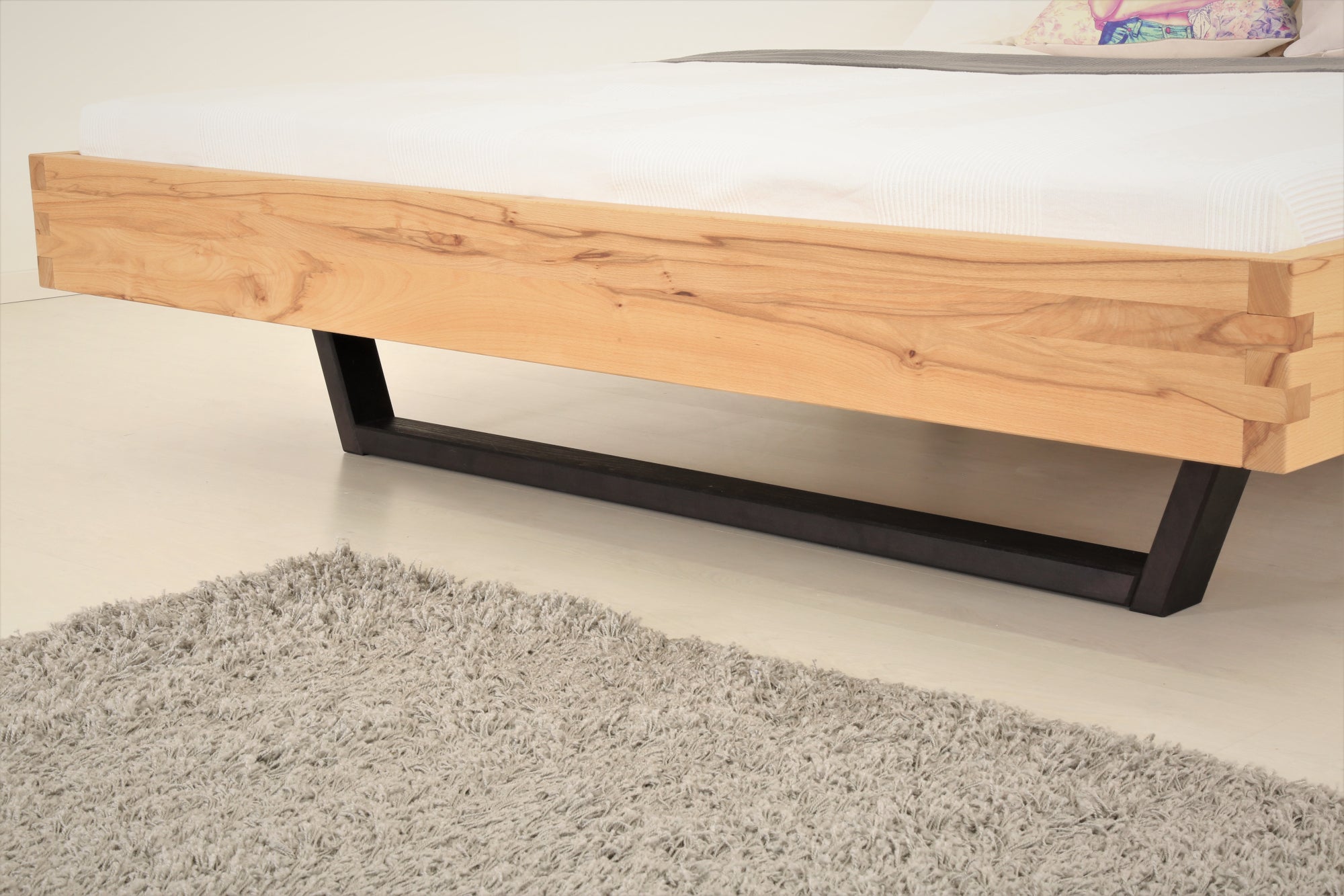 Detailansicht der Kufe aus schwarz gebeizter/geölter Buche von Bett Cofan