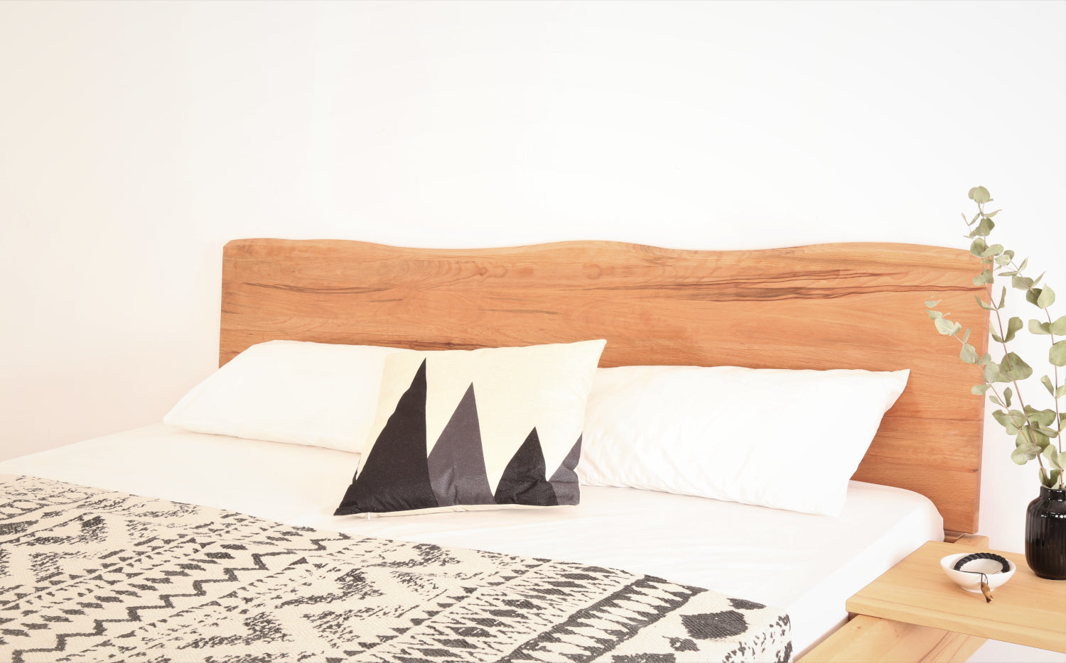 Detailansicht der Baumkanten-Lehne von Bett Cofan