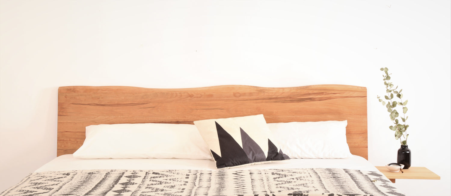 Detailansicht der Baumkanten-Lehne von Bett Cofan