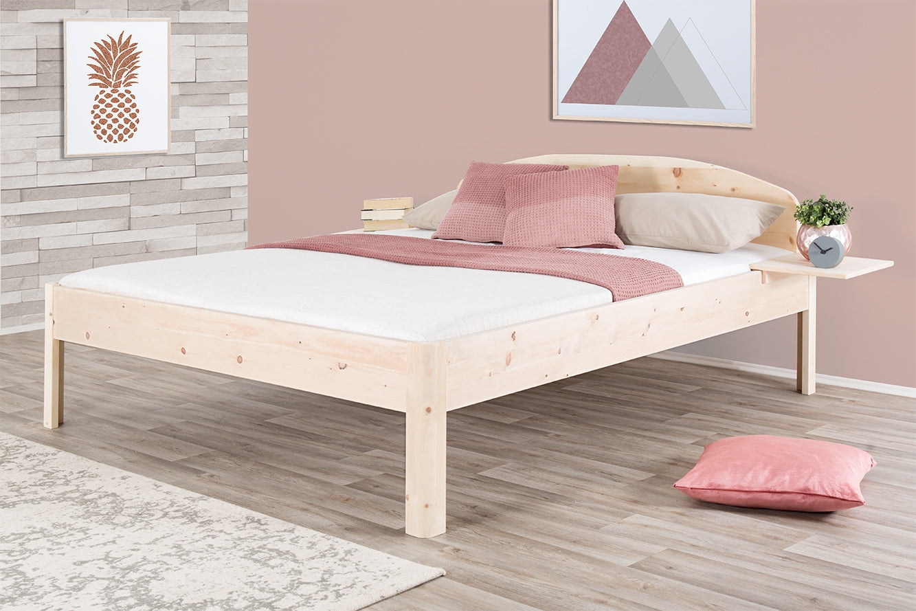 Schräge Frontalansicht von Bett Deni in Zirbe mit Bogenlehne