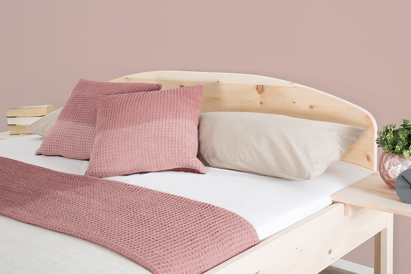 Detailansicht der Bogenlehne von Bett Deni in Zirbe