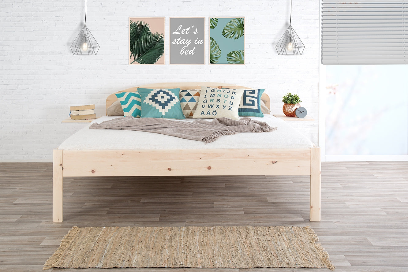 Frontalansicht von Bett Deni in Zirbe mit Bogenlehne