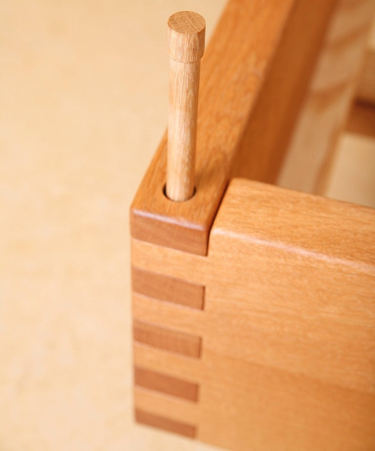 KAPOOR 02 Massivholzbett, metallfrei, Lehne mit quadratischen Durchbrüchen