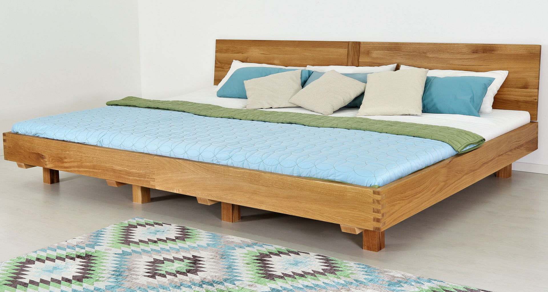 Schräge Frontalansicht von Familienbett Mura in Eiche mit schlichter rechteckiger Rücklehne