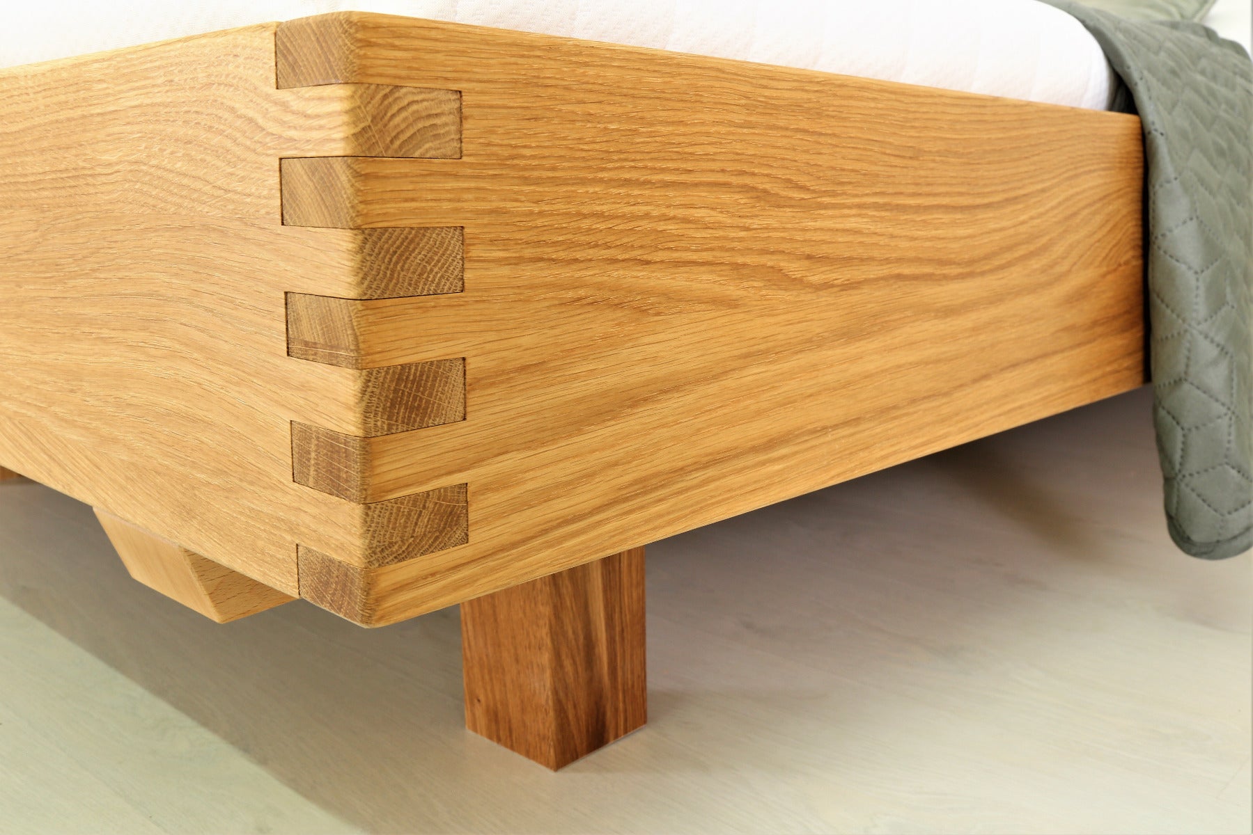 Detailansicht der Steckverbindung von Familienbett Mura in Eiche