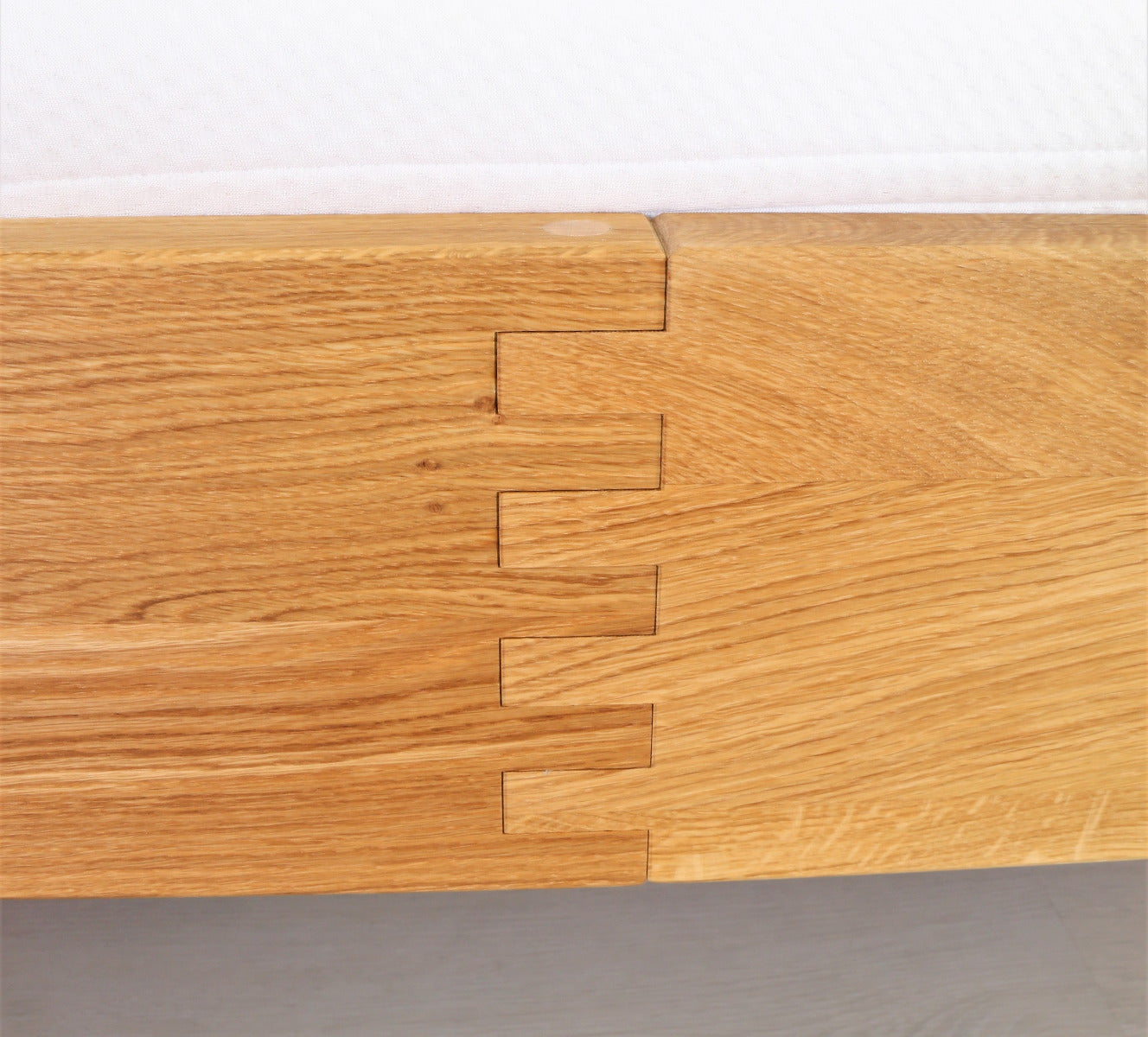 Detailansicht der Steckverbindung bei Familienbett Mura in Eiche