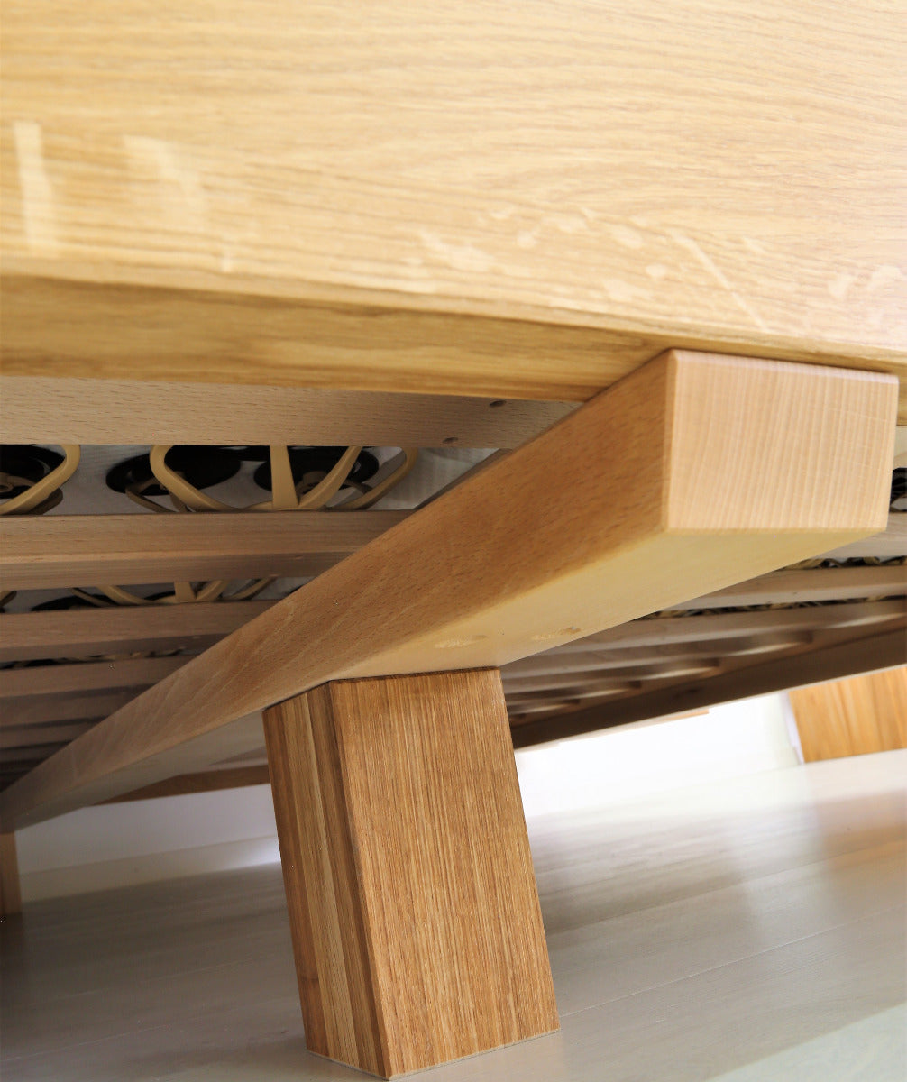 Detailansicht der Füße bei Familienbett Mura in Eiche