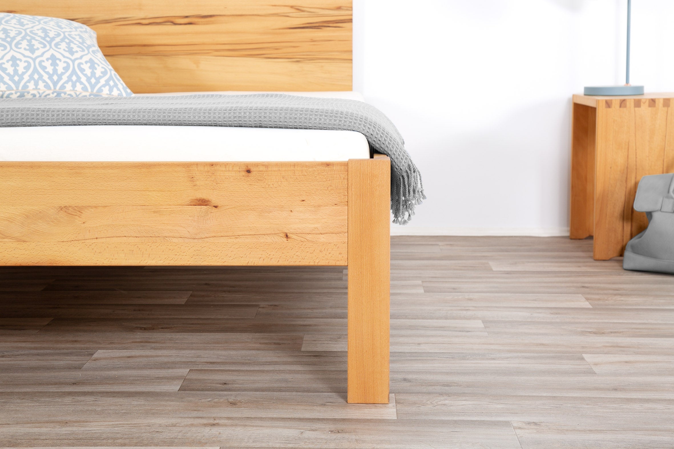 Detailansicht des Fußes von Familienbett Inka in Kernbuche
