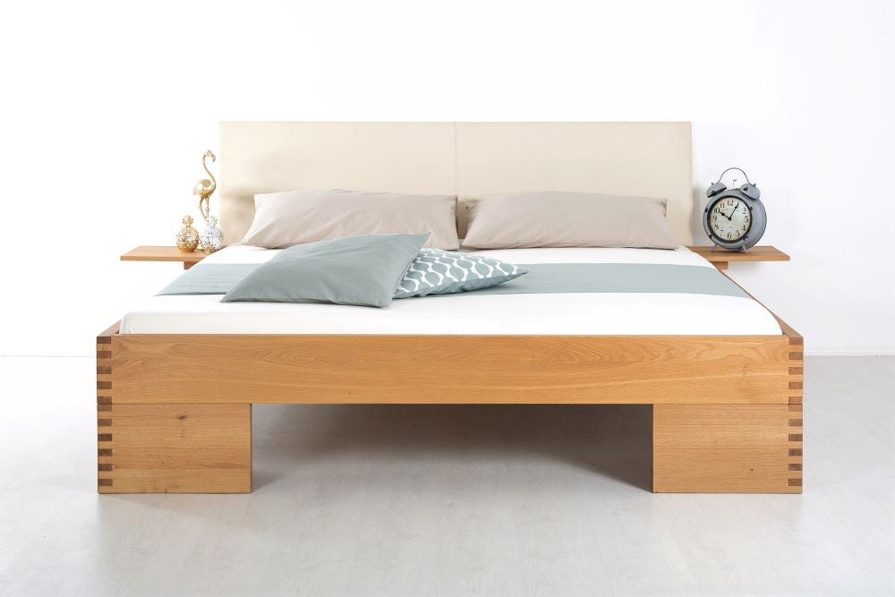 KAPOOR PREMIUM Massivholzbett, Lederlehne