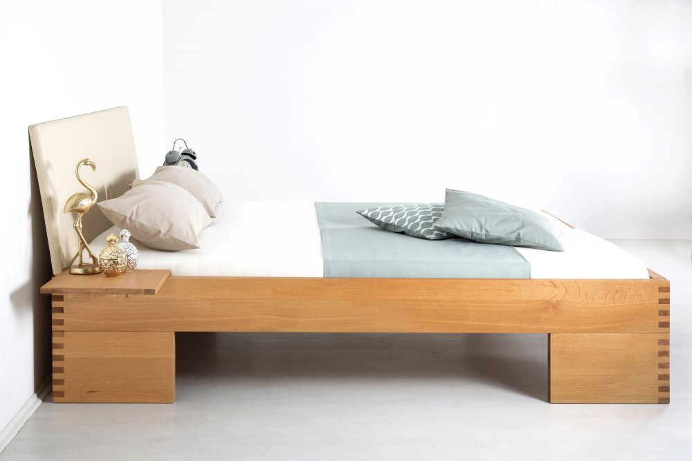 KAPOOR PREMIUM Massivholzbett, Lederlehne