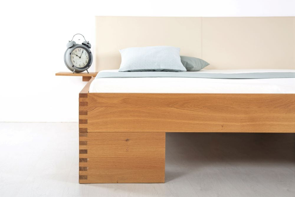 KAPOOR PREMIUM Massivholzbett, Lederlehne