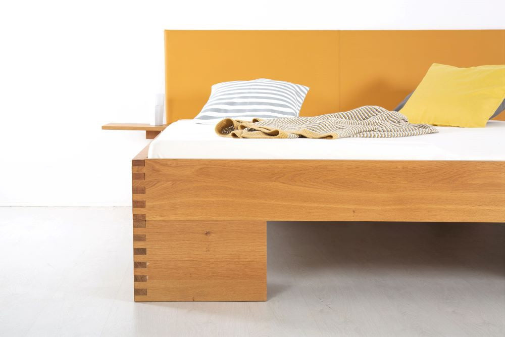 KAPOOR PREMIUM Massivholzbett, Lederlehne