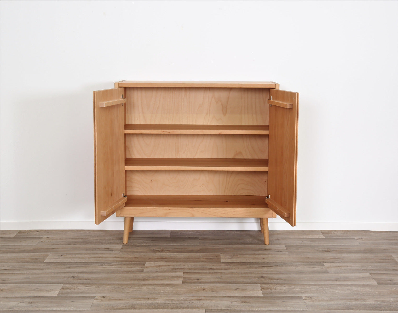 Frontalaufnahme der geöffneten Prina Vienna Türen-Kommode in Buche mit Wiener Geflecht