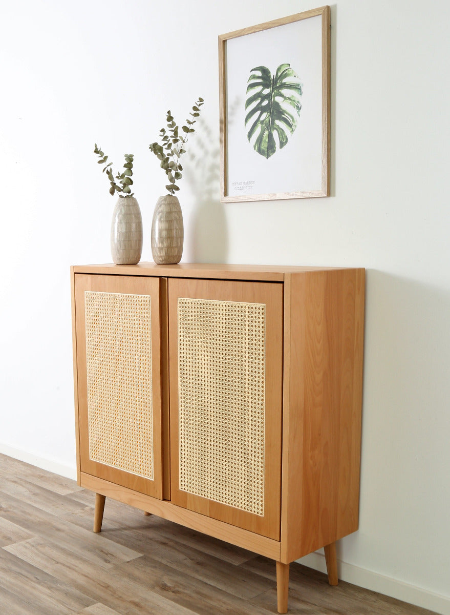 Schräge Frontalaufnahme der Prina Vienna Türen-Kommode in Buche mit Wiener Geflecht