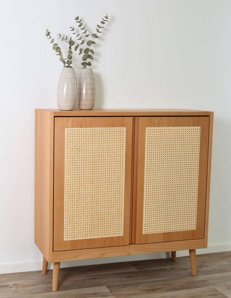 Schräge Frontalaufnahme der Prina Vienna Türen-Kommode in Buche mit Wiener Geflecht