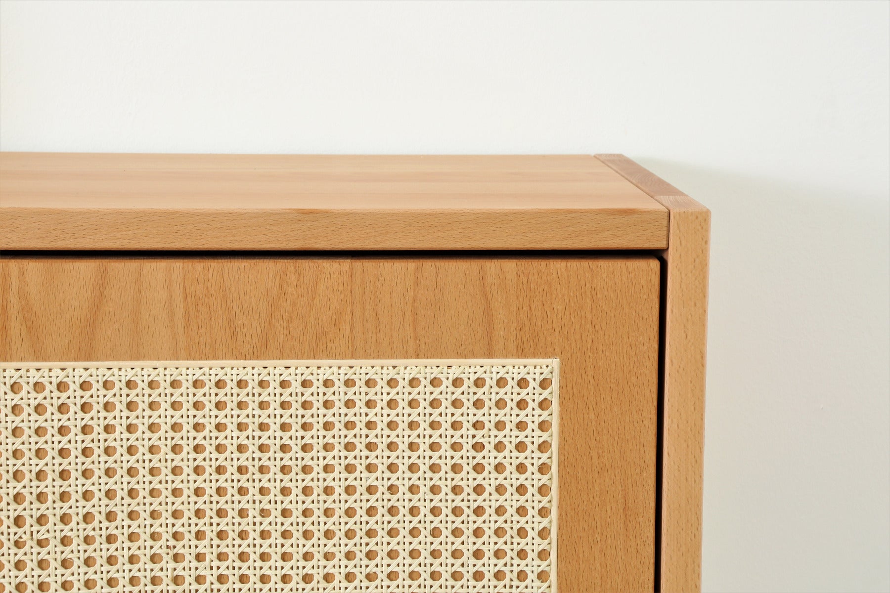 Nahaufnahme der Prina Vienna Türen-Kommode in Buche mit Wiener Geflecht