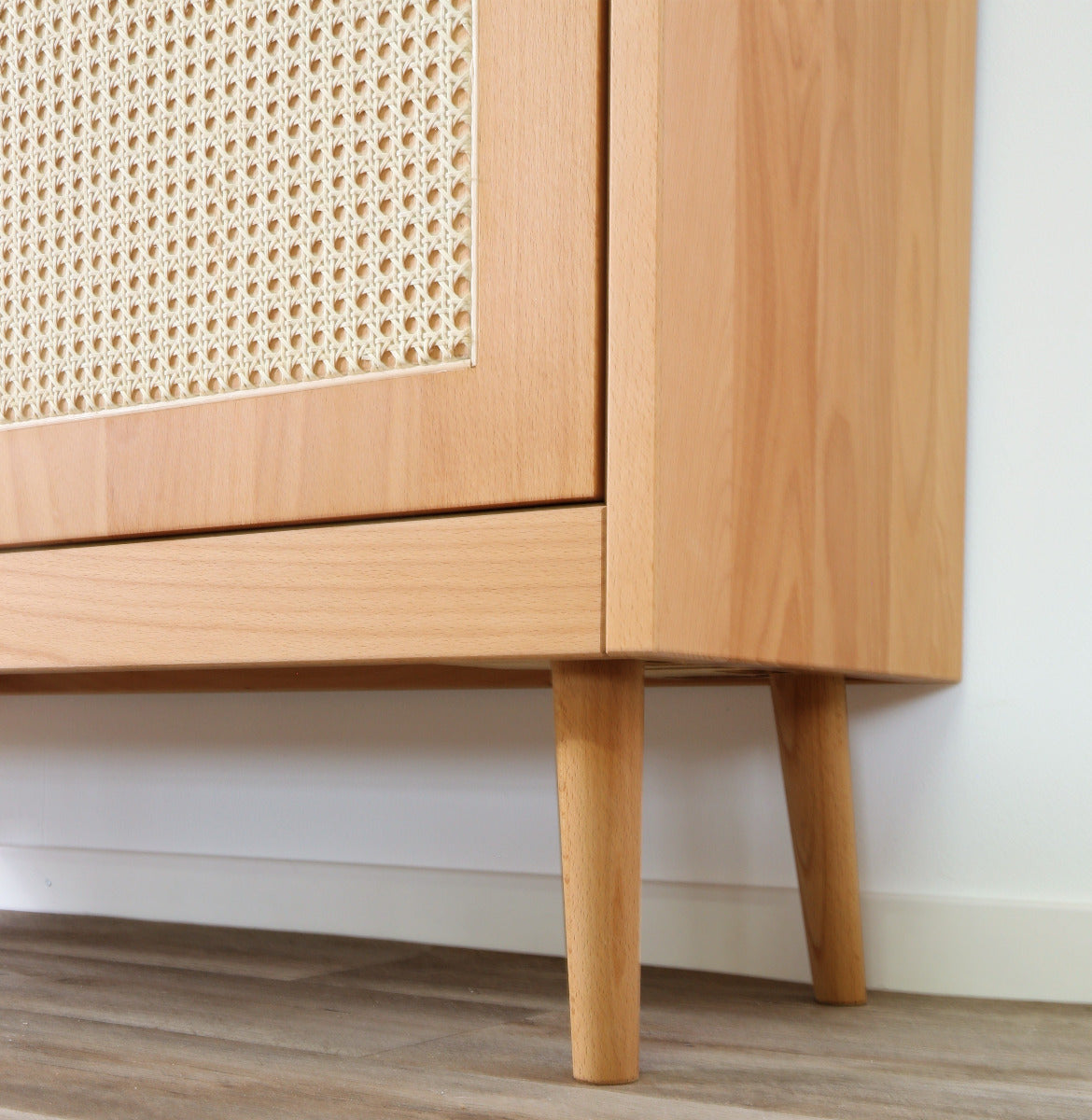 Nahaufnahme der Füße der Prina Vienna Türen-Kommode in Buche mit Wiener Geflecht