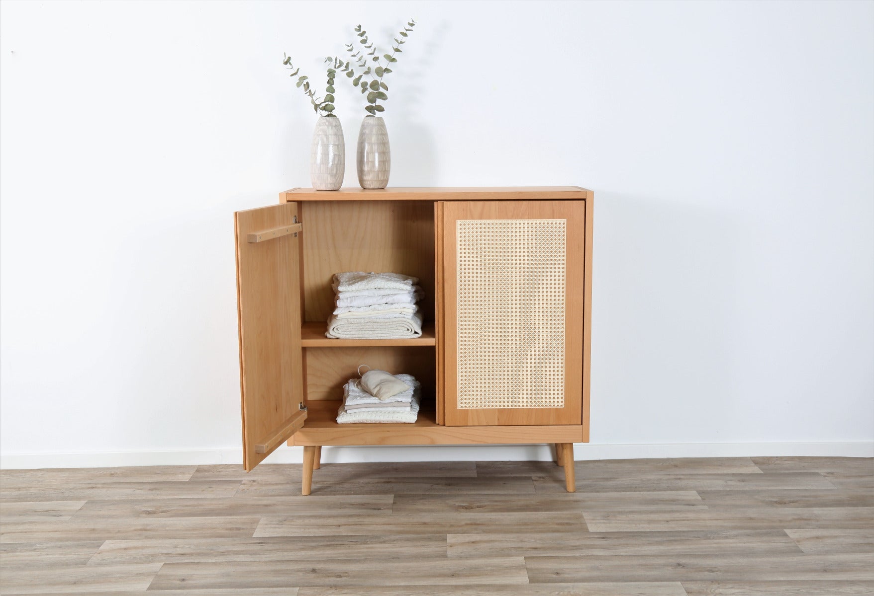 Frontalaufnahme der halbseitig geöffneten Prina Vienna Türen-Kommode in Buche mit Wiener Geflecht